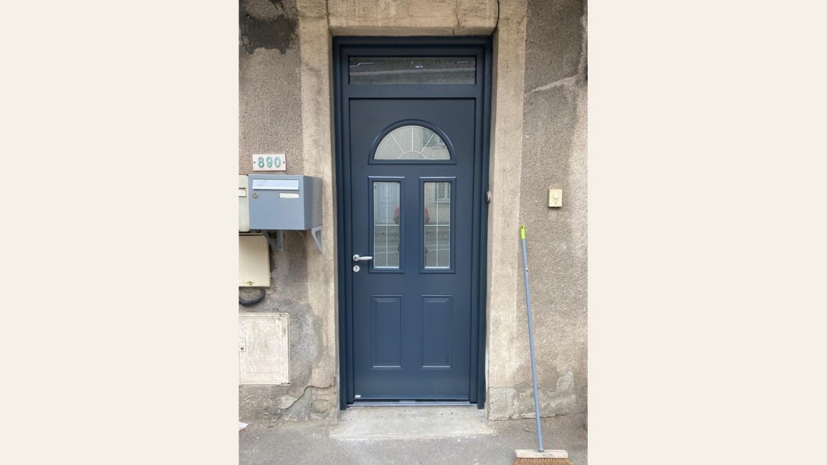 Nouvelle porte d'entrée acier posée à Villars-les-Dombes