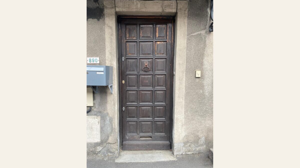 Ancienne porte d'entrée bois avant travaux à Villars-les-Dombes