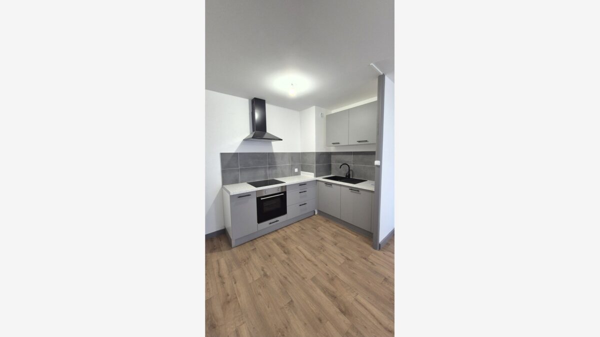 Cuisine d'angle rénovée dans un appartement à Bourg-en-Bresse