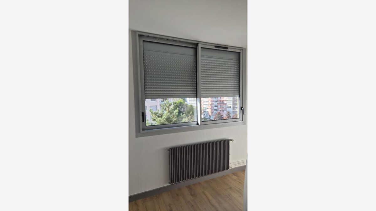 Fenêtre aluminium et radiateur après rénovation à Bourg-en-Bresse