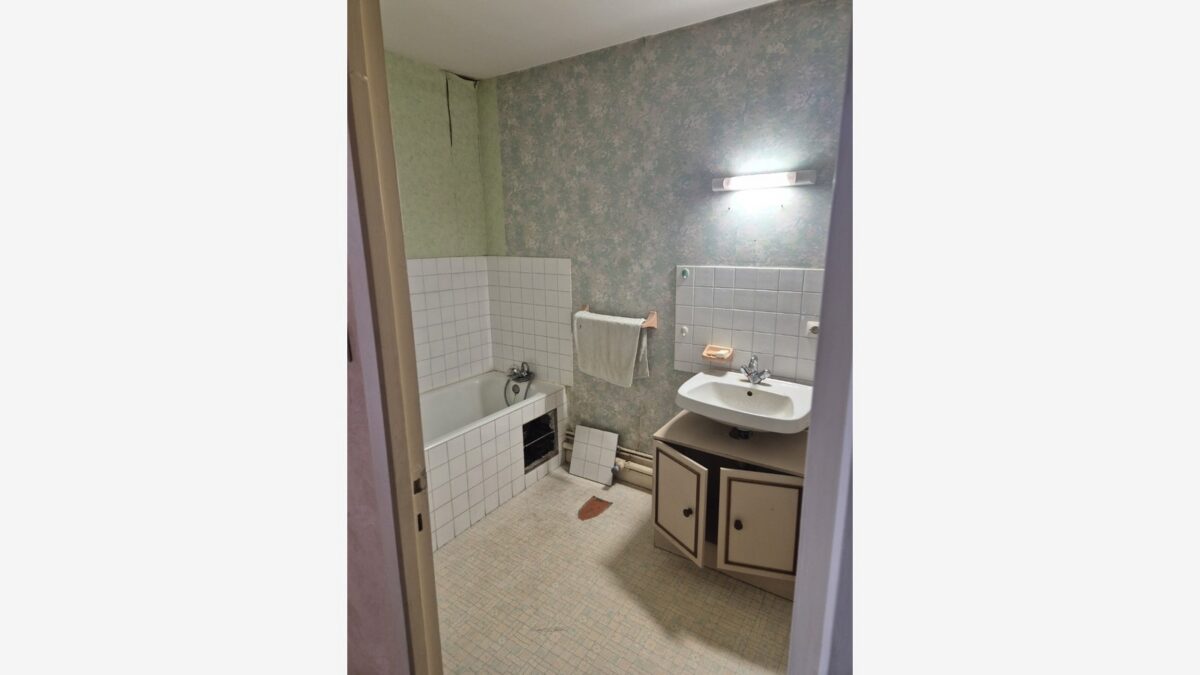 Salle de bain avant rénovation dans un appartement à Bourg-en-Bresse
