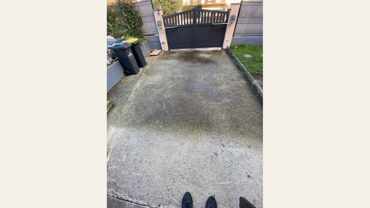 Allée encrassée vers le portail avant travaux à Mionnay