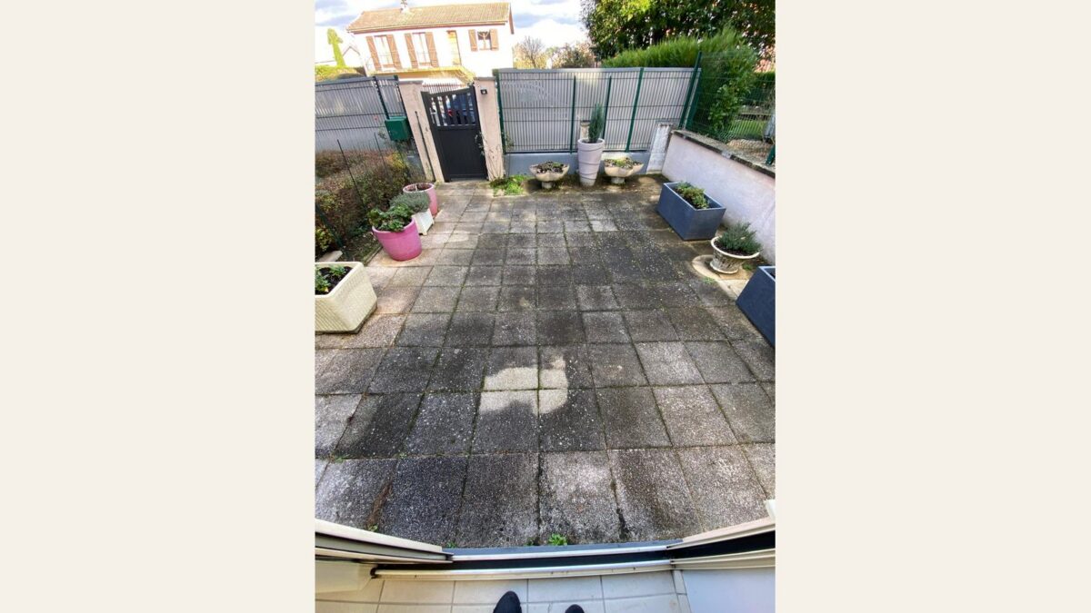 Cour en dalles béton sales avant dépose à Mionnay
