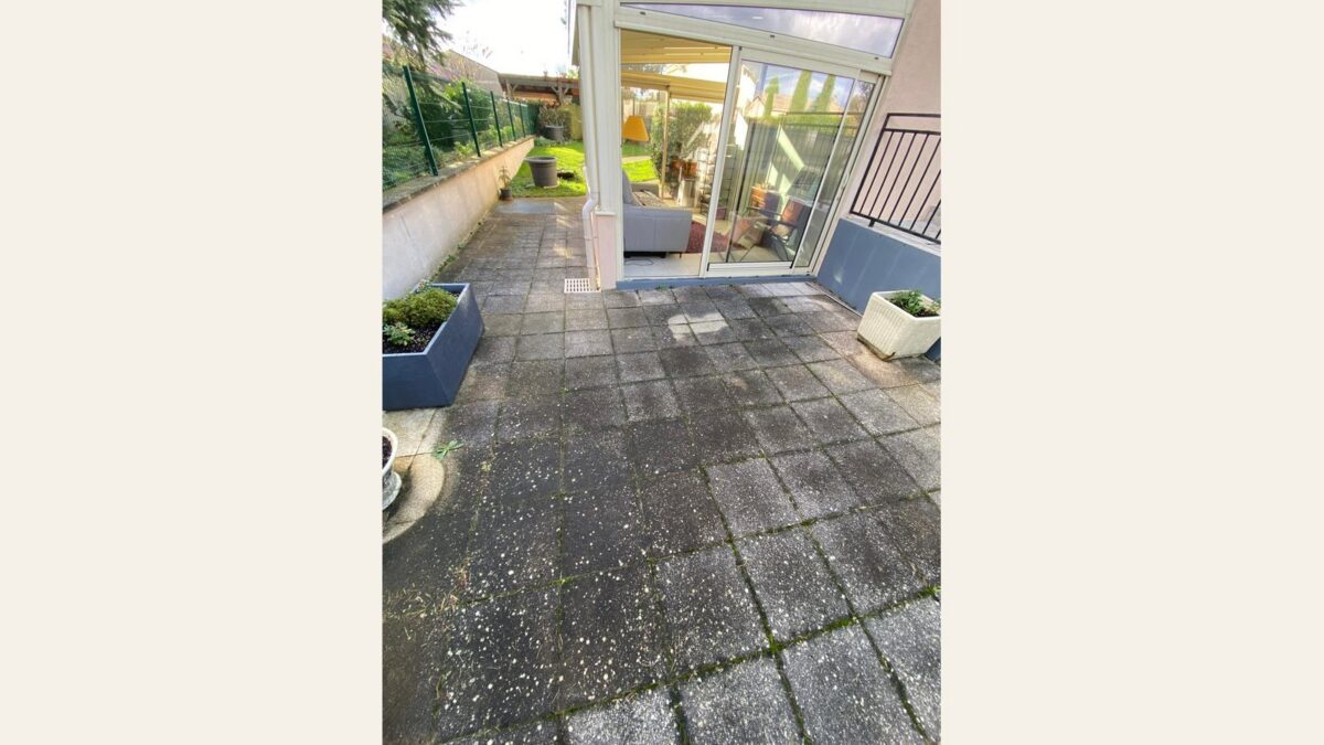 Anciennes dalles béton encrassées devant la véranda à Mionnay