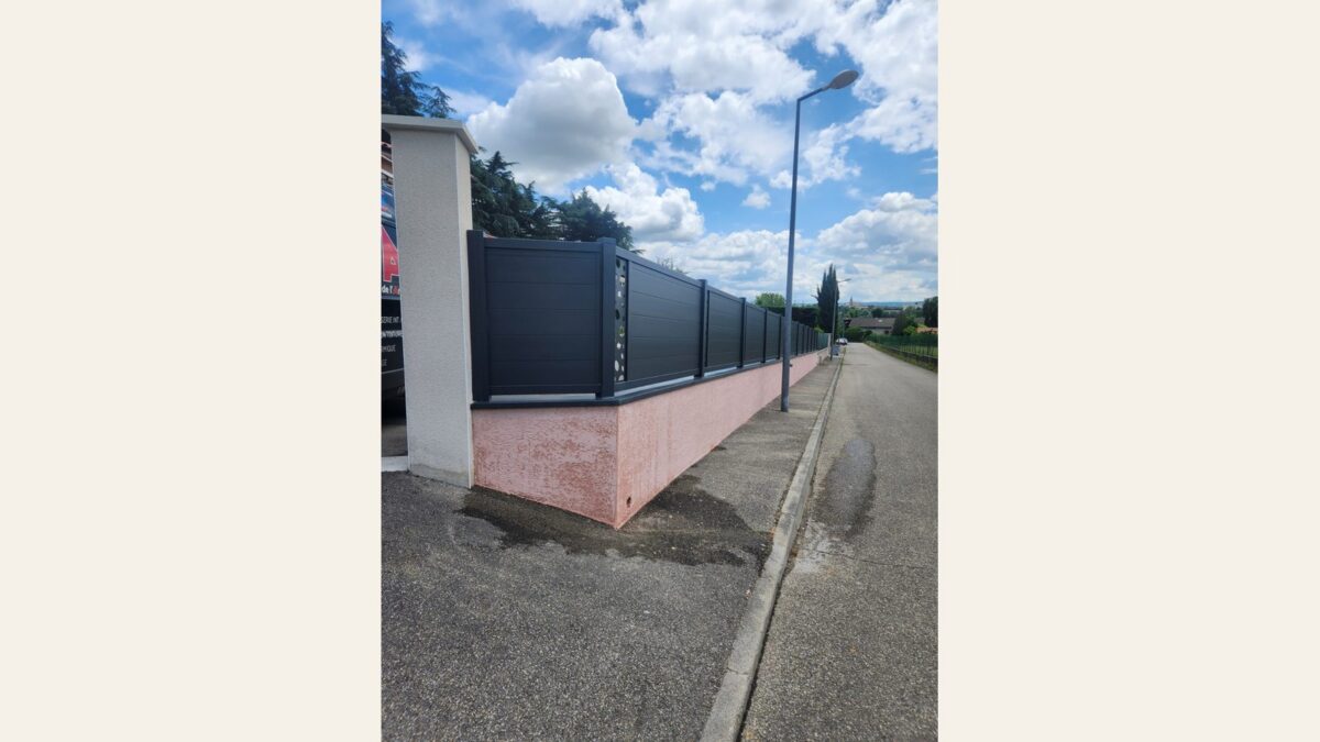 Clôture aluminium gris 7016 avec décors vue rue à Pont-Évêque