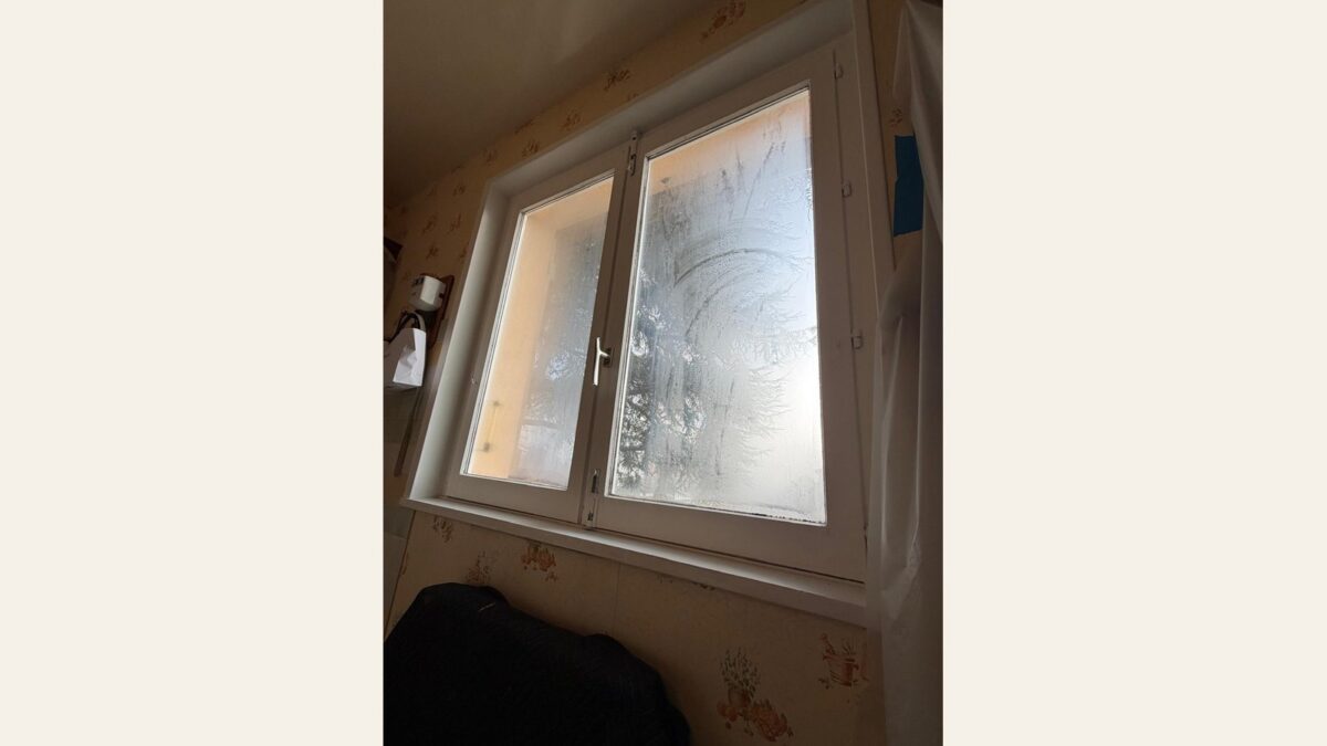 Ancienne fenêtre PVC embuée avant remplacement à Villars-les-Dombes