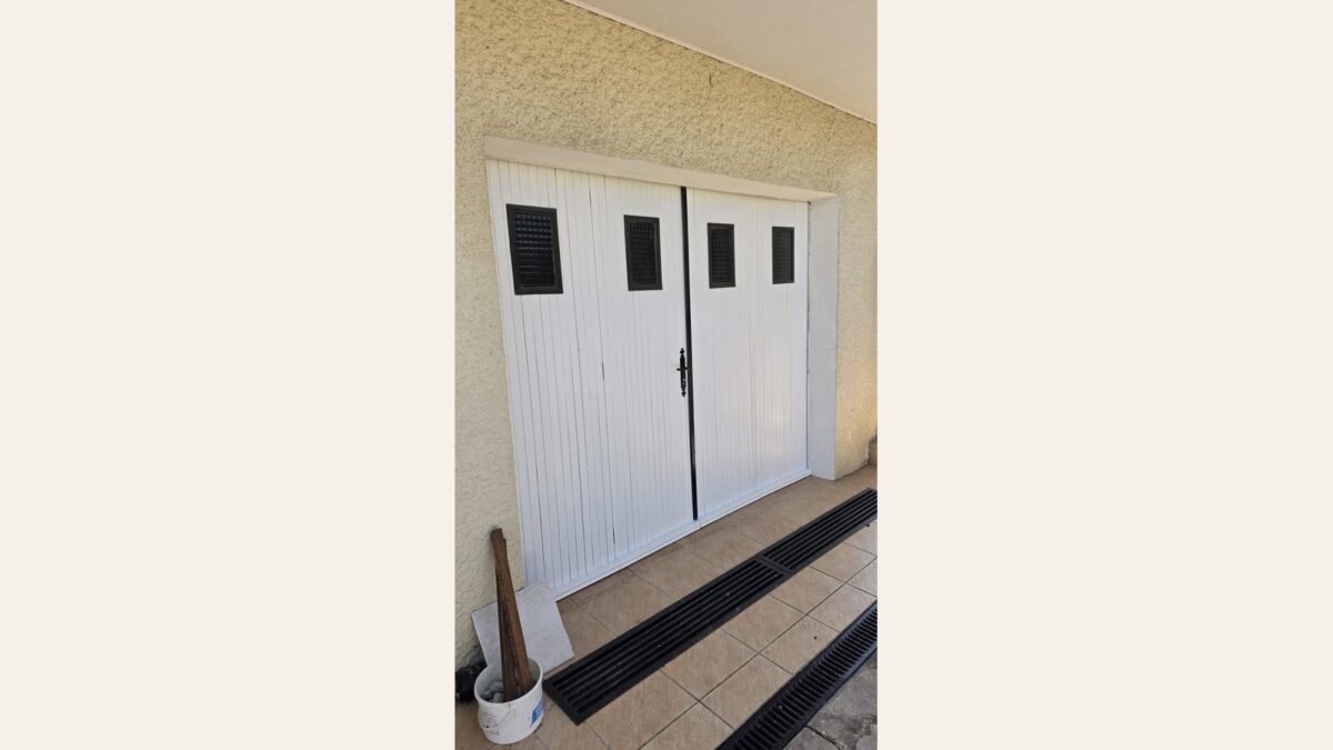 Porte de garage bois repeinte et protégée à Saint-André-de-Corcy