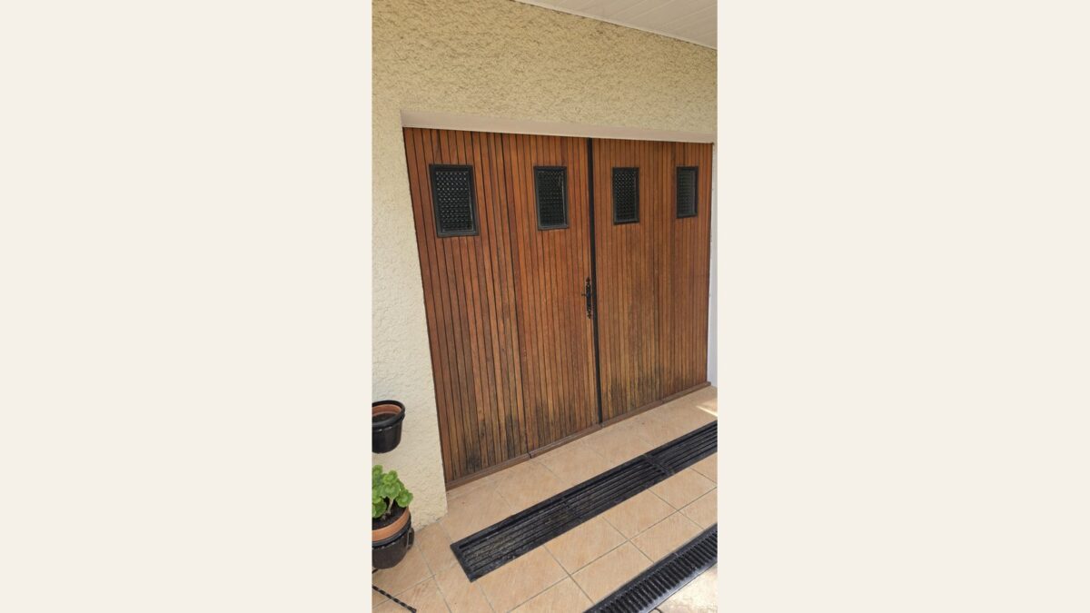 Porte de garage bois avant rénovation à Saint-André-de-Corcy