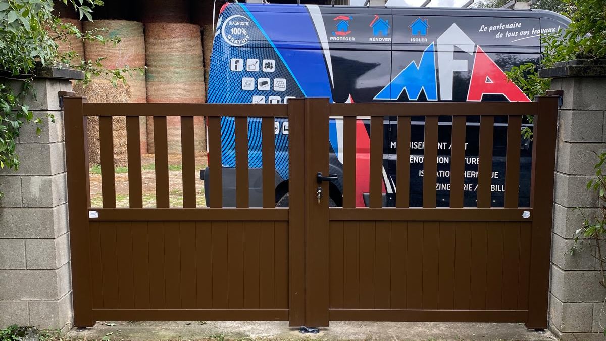Nouveau portail battant en aluminium marron posé à Marlieux