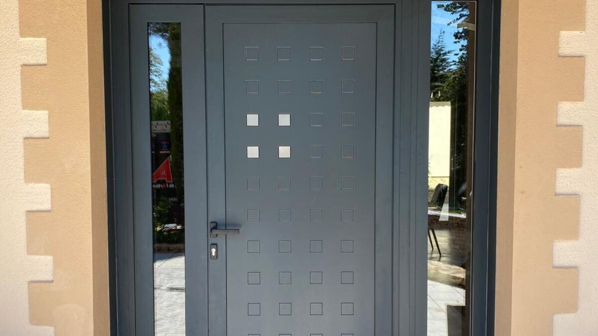 Nouvelle porte d'entrée aluminium 3 vantaux posée à Meyzieu