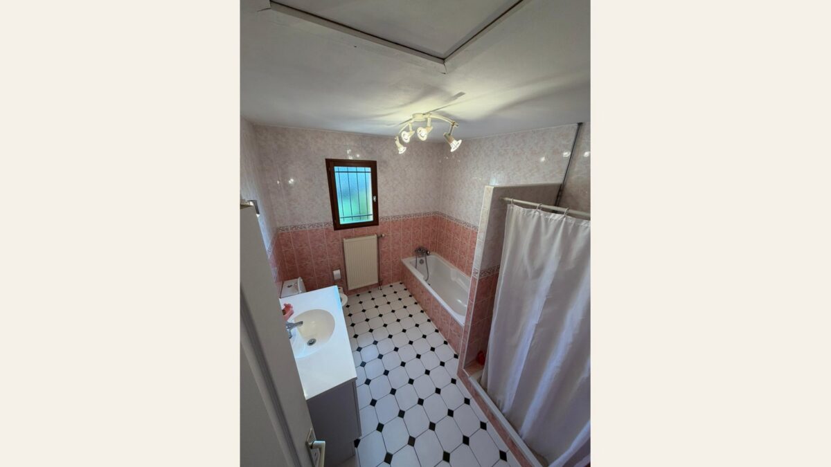 Salle de bain avant rénovation à Ambérieux-en-Dombes
