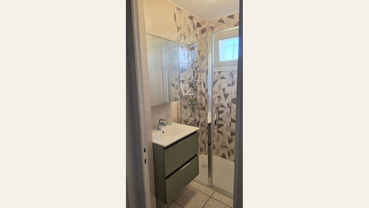 Salle de bain rénovée avec meuble suspendu à Bourg-en-Bresse