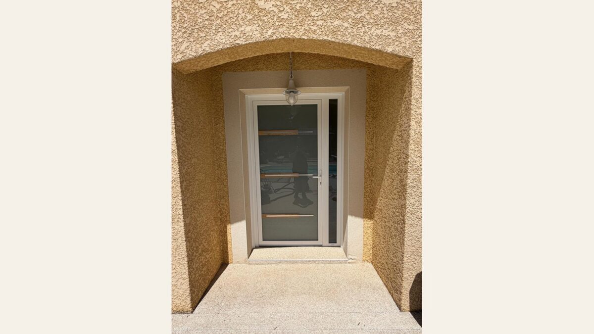 Nouvelle porte d'entrée tiercée vitrée aluminium à Tramoyes