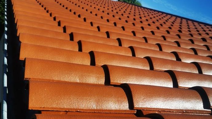 Tuiles romanes nettoyées et hydrofugées à Versailleux