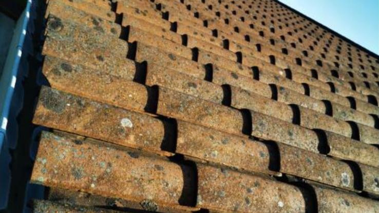 Tuiles romanes avant démoussage et hydrofuge à Versailleux
