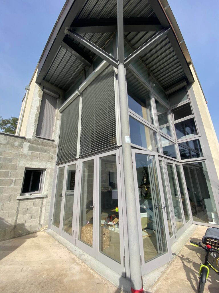 Brise-soleil orientable (BSO) à Châtillon-sur-Chalaronne — Maison Française de l'Artisanat — photo 1