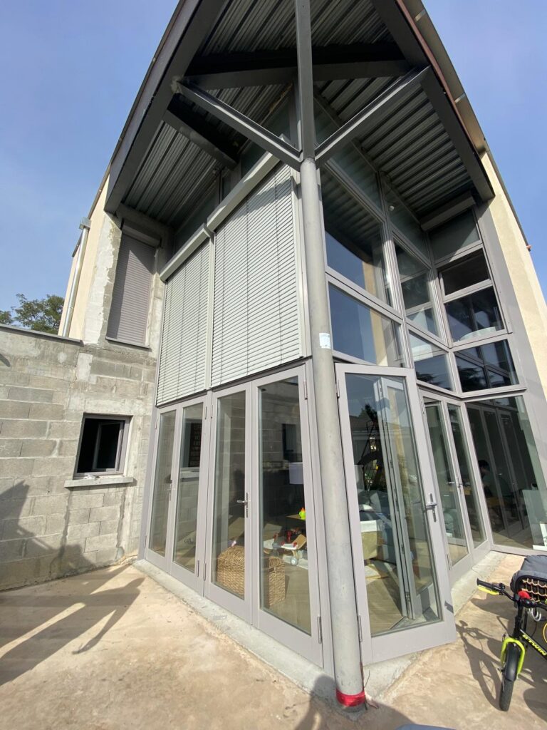 Brise-soleil orientable (BSO) à Châtillon-sur-Chalaronne — Maison Française de l'Artisanat — photo 2