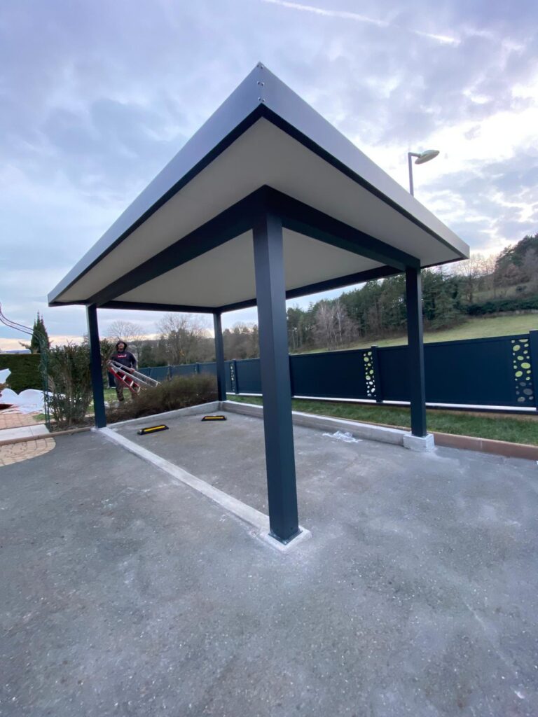 Carport aluminium sur dalle béton (maçonnerie + structure) à Pont-Évêque — Maison Française de l'Artisanat — photo 1