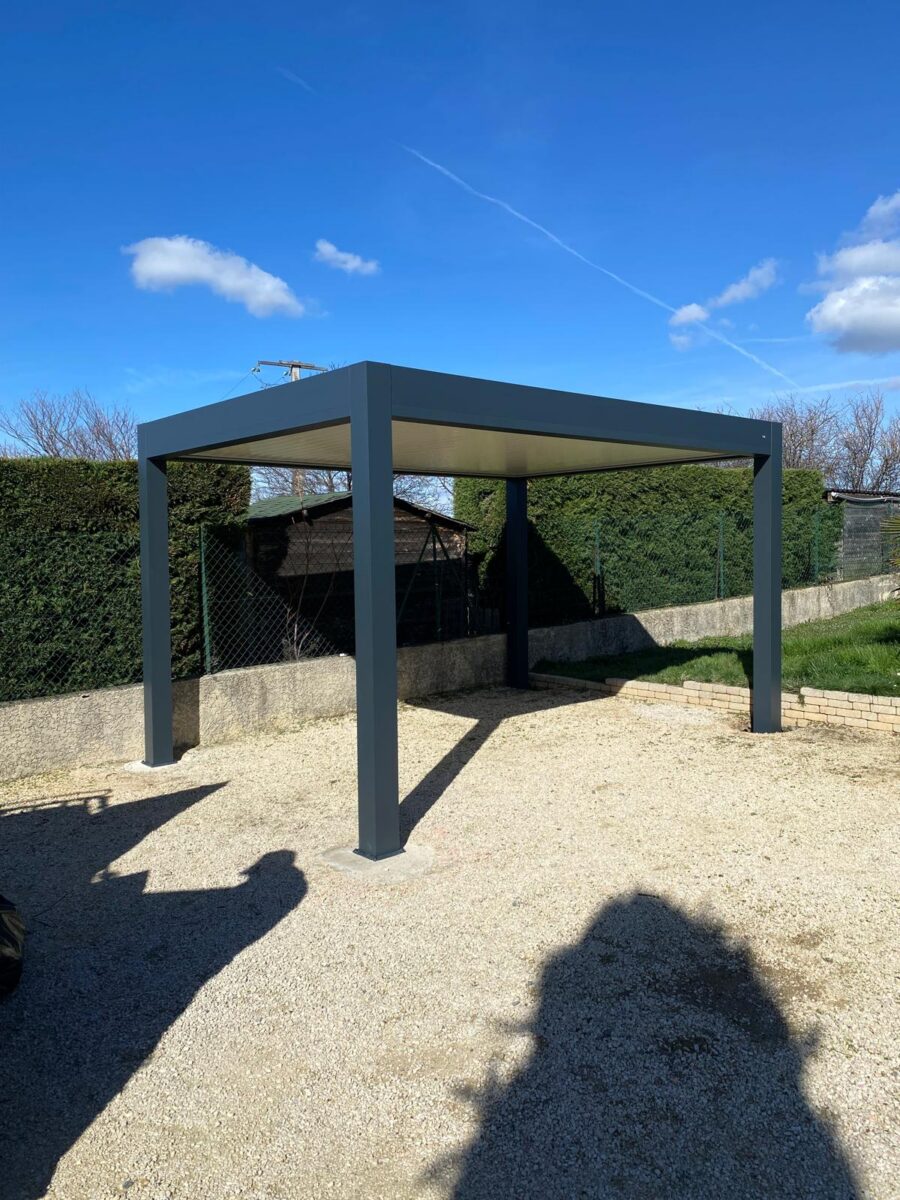 Installation d'un carport en aluminium à Lagnieu — Maison Française de l'Artisanat — photo 1