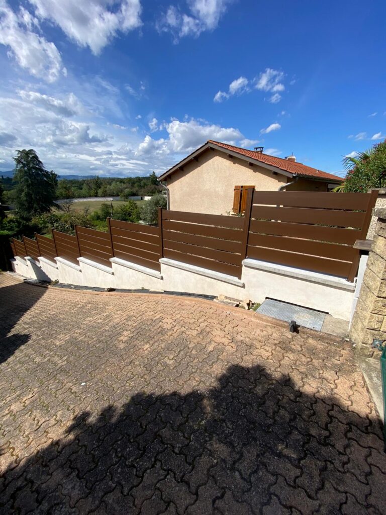 Clôture aluminium marron à lames horizontales posée en escalier sur muret à Brignais