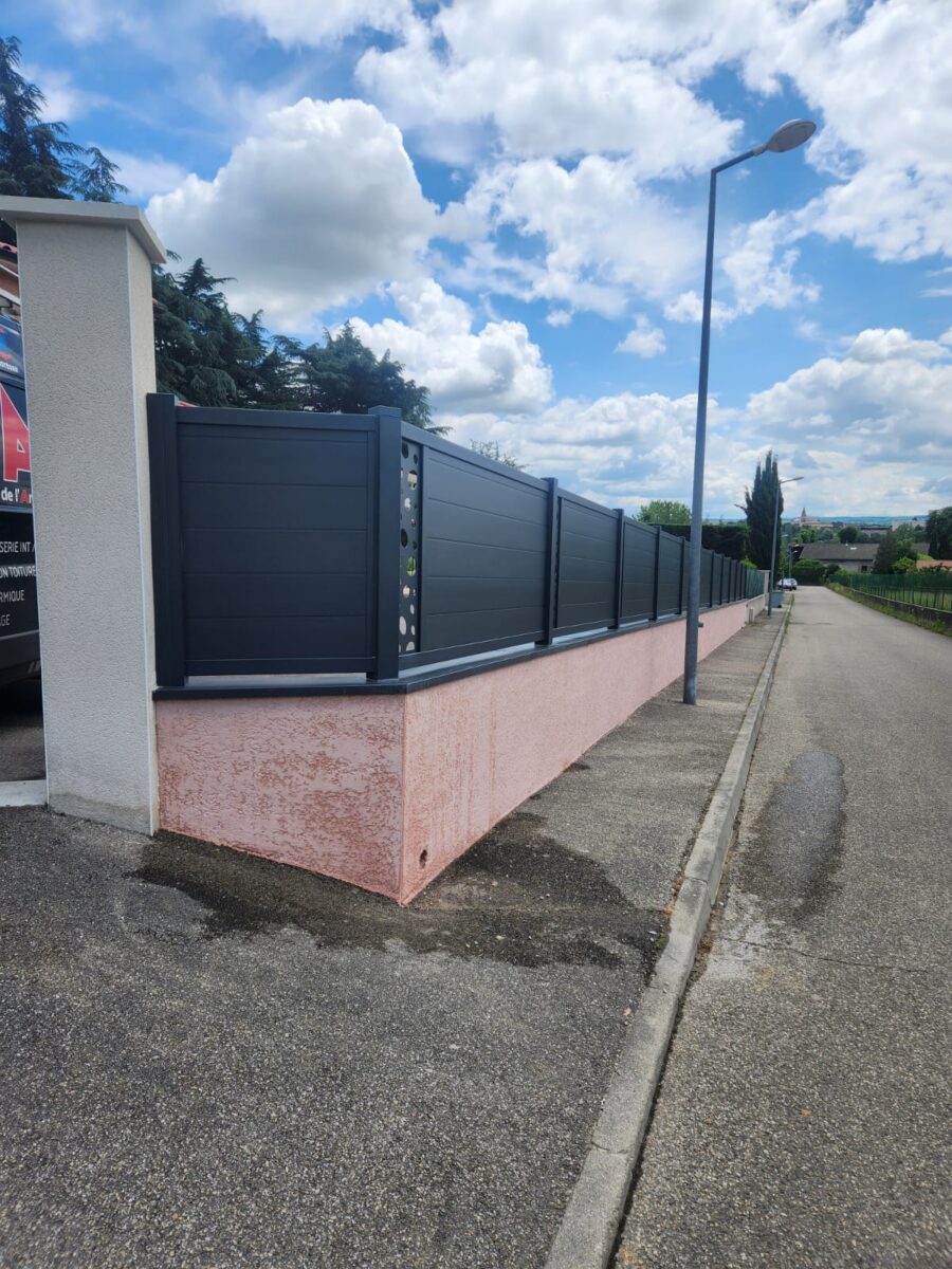 Clôture aluminium gris 7016 avec panneau décoratif percée sur muret, vue rue à Pont-Évêque