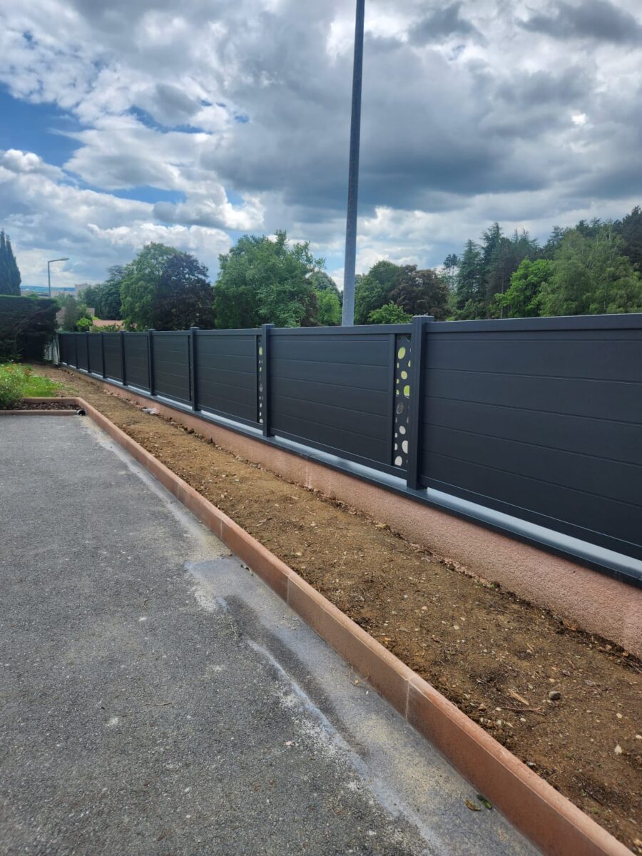 Clôture aluminium occultante gris 7016 avec décors percés vue allée à Pont-Évêque