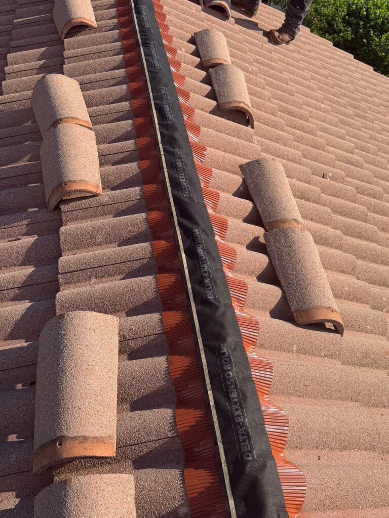 Faîtage à closoir ventilé à Villars-les-Dombes — Maison Française de l'Artisanat — photo 2