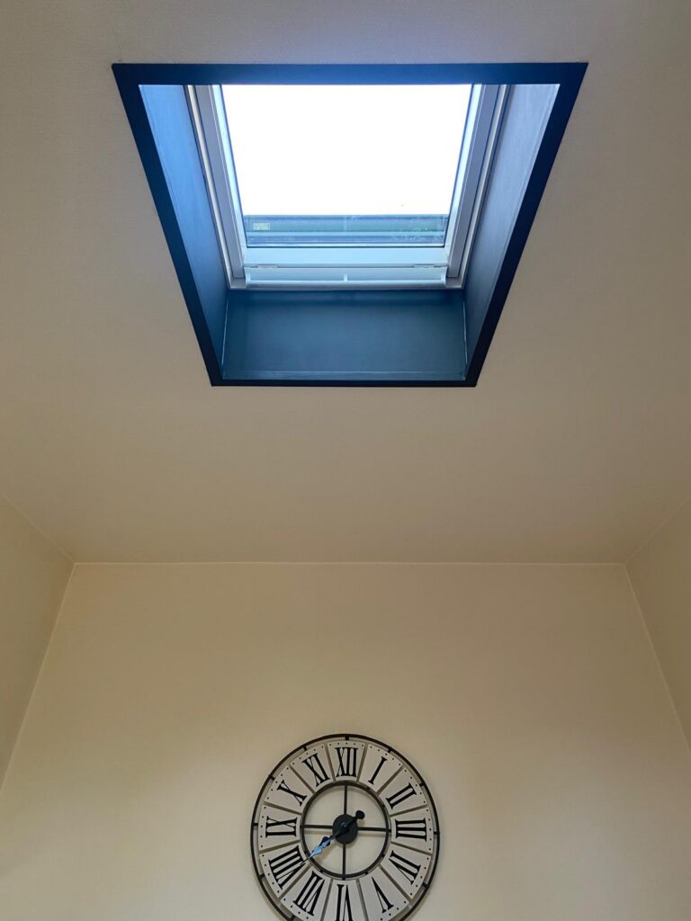 Création et pose d'une fenêtre de toit à Saint-Marcel-en-Dombes — Maison Française de l'Artisanat — photo 1