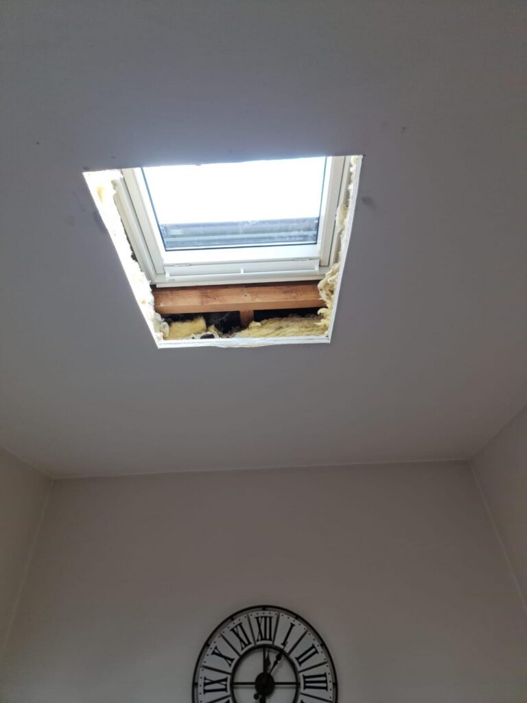 Création et pose d'une fenêtre de toit à Saint-Marcel-en-Dombes — Maison Française de l'Artisanat — photo 2