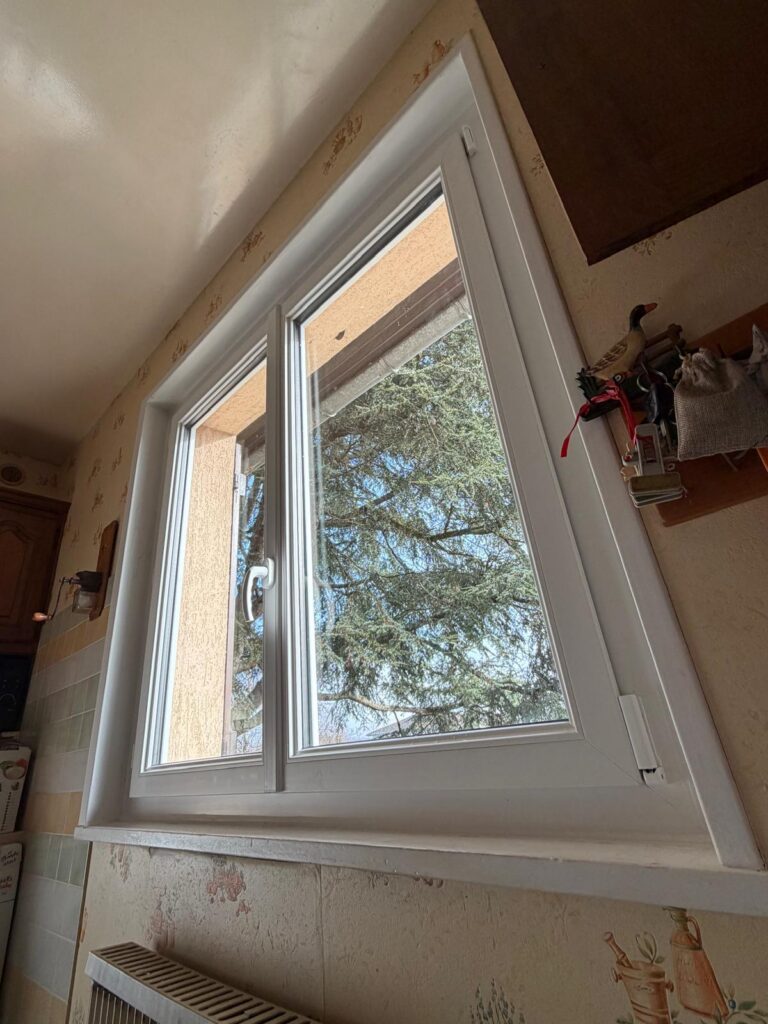 Remplacement de fenêtre en PVC à Villars-les-Dombes — Maison Française de l'Artisanat — photo 2