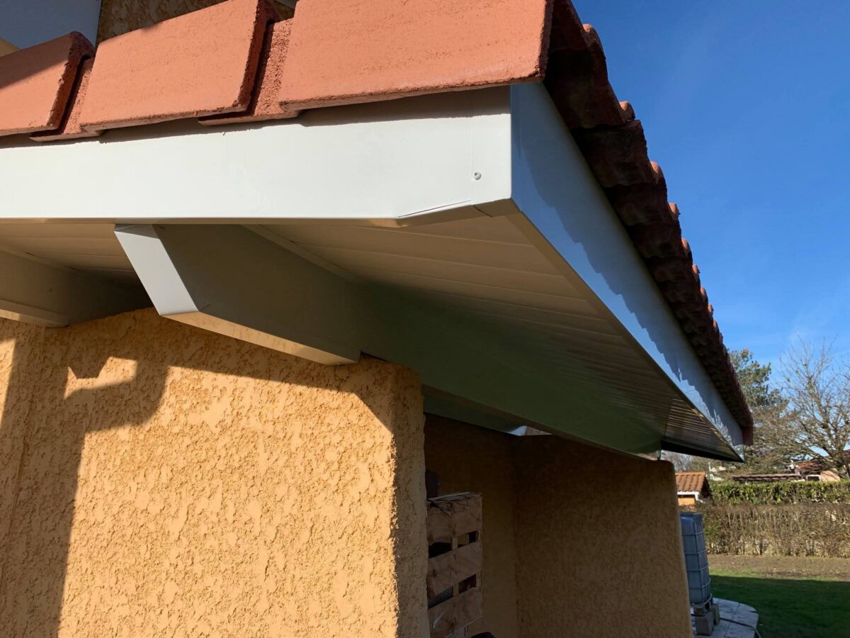 Habillage de sous-toit (frisettes PVC + bandeaux alu) à Saint-André-de-Corcy — Maison Française de l'Artisanat — photo 1