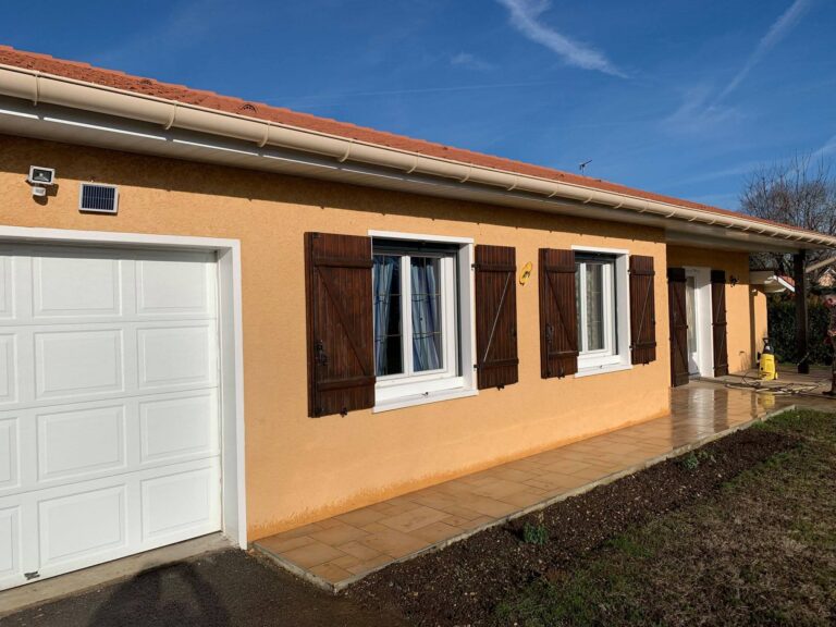 Habillage de sous-toit (frisettes PVC + bandeaux alu) à Saint-André-de-Corcy — Maison Française de l'Artisanat — photo 2
