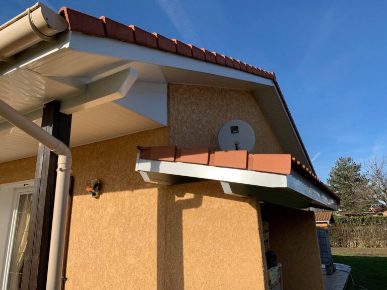 Habillage de sous-toit (frisettes PVC + bandeaux alu) à Saint-André-de-Corcy — Maison Française de l'Artisanat — photo 3