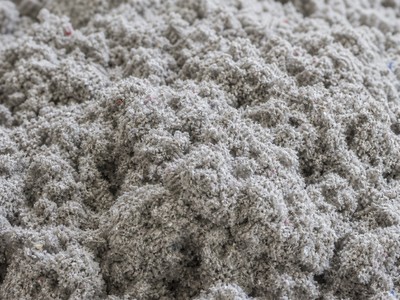 Gros plan sur de la ouate de cellulose soufflée en combles perdus