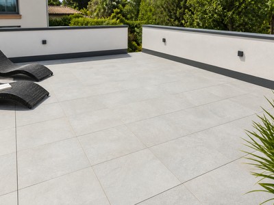 Terrasse accessible avec dalles sur plots posées sur étanchéité et relevé périphérique