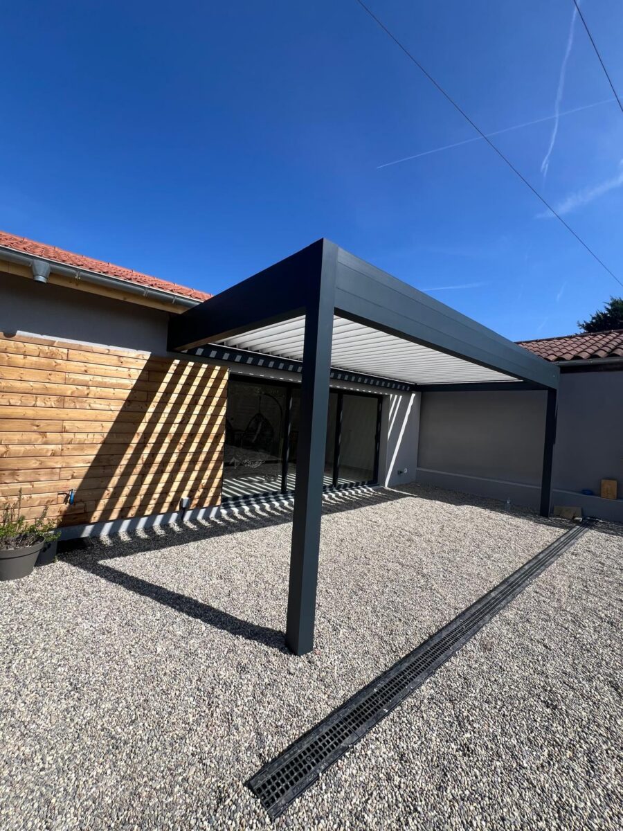 Pergola bioclimatique à Montluel — Maison Française de l'Artisanat — photo 1