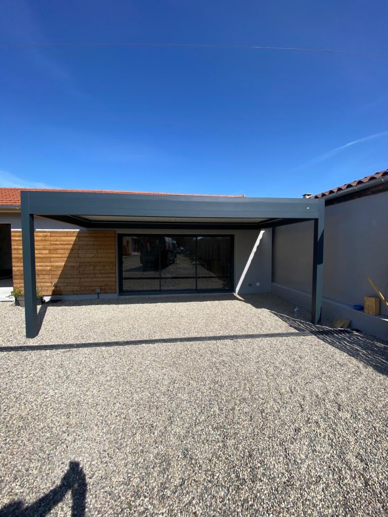 Pergola bioclimatique à Montluel — Maison Française de l'Artisanat — photo 2