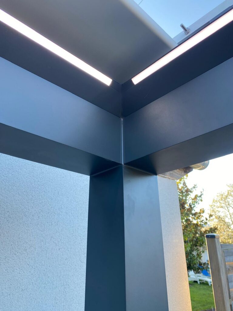 Pergola bioclimatique à Montluel — Maison Française de l'Artisanat — photo 3