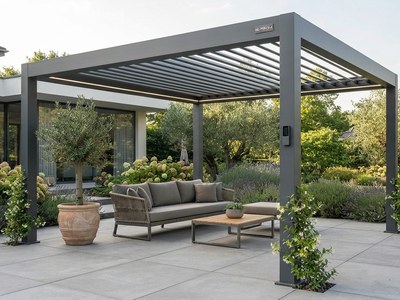 Gros plan sur les lames orientables en aluminium d'une pergola bioclimatique thermolaquée