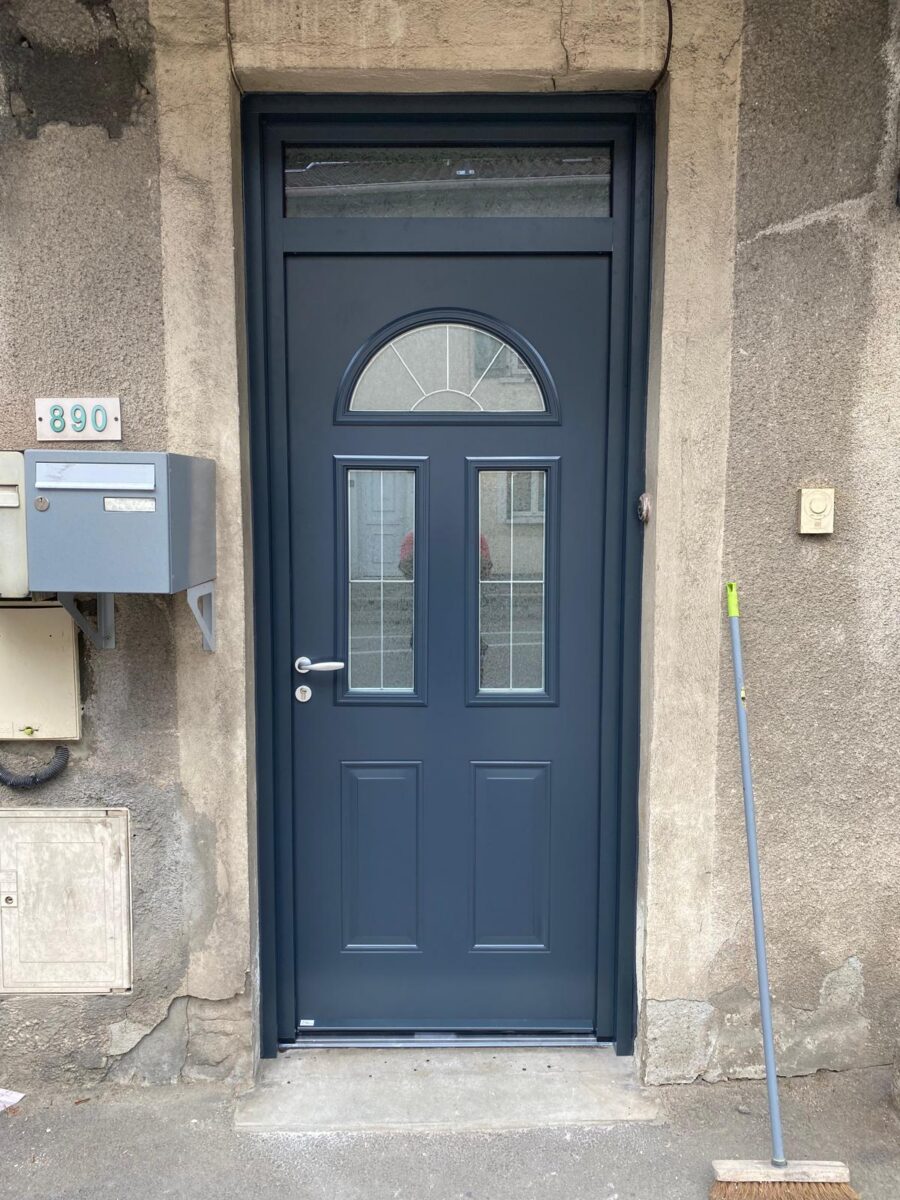 Porte d'entrée acier à Villars-les-Dombes — Maison Française de l'Artisanat — photo 2