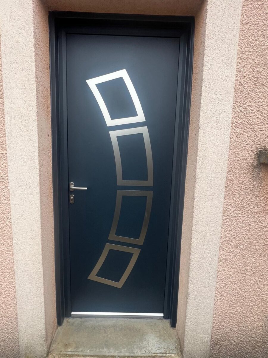 Porte d'entrée aluminium à Chalamont — Maison Française de l'Artisanat — photo 1