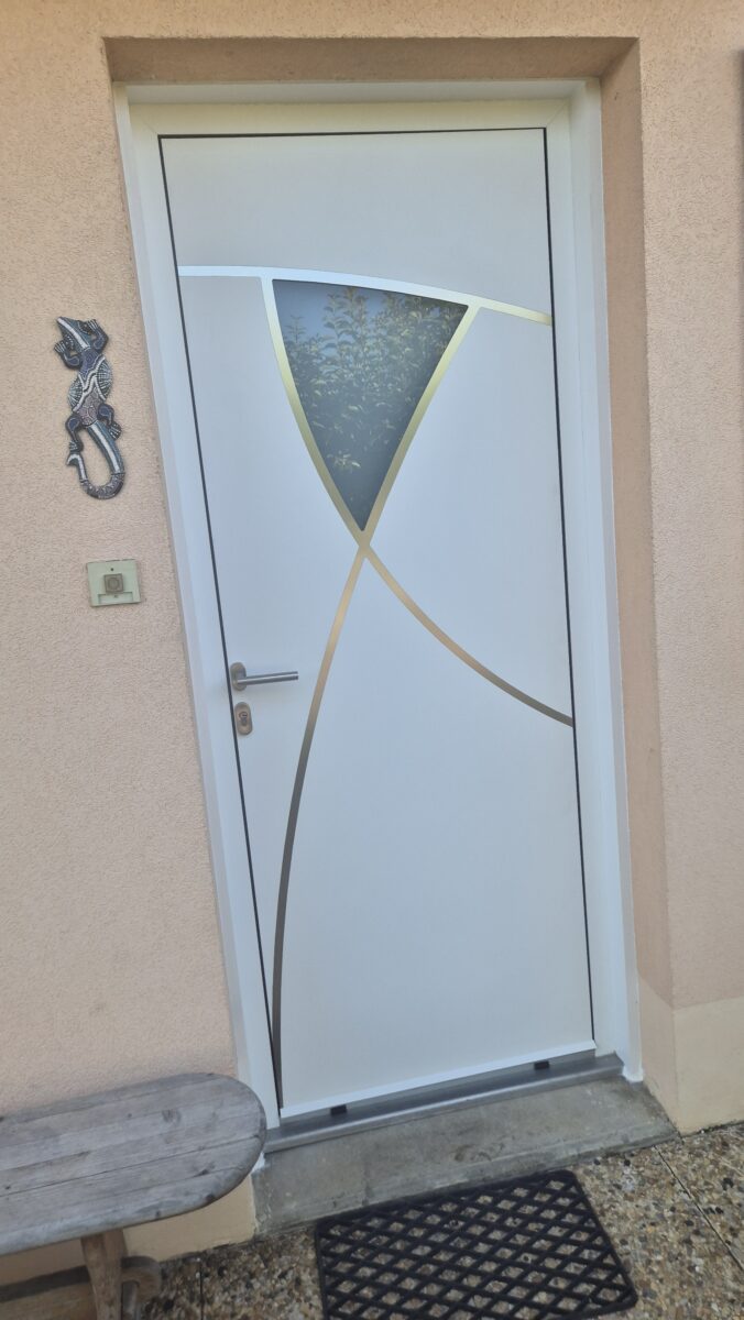 Porte d'entrée aluminium à Villars-les-Dombes — Maison Française de l'Artisanat — photo 1