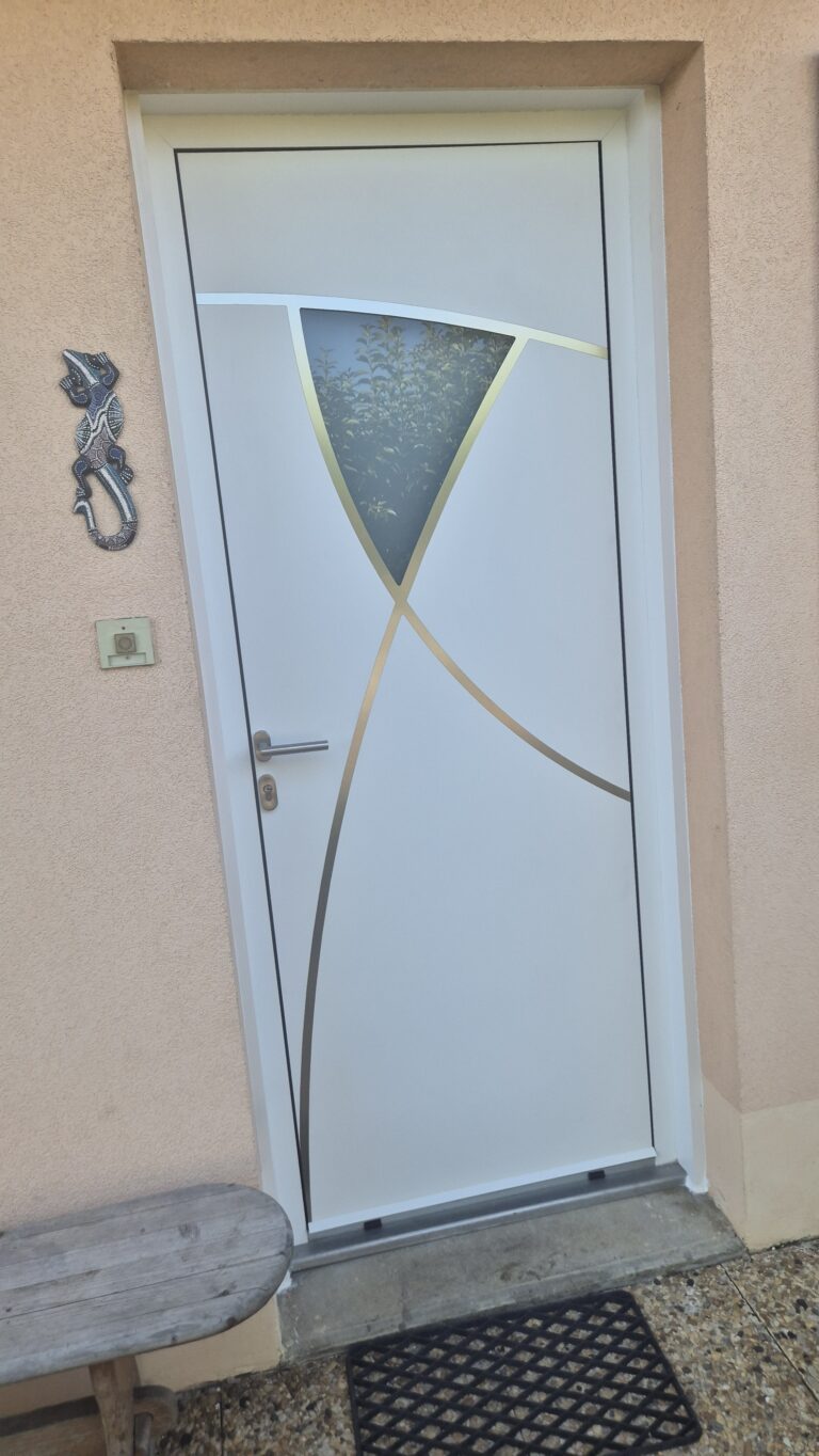 Porte d'entrée aluminium à Villars-les-Dombes — Maison Française de l'Artisanat — photo 1