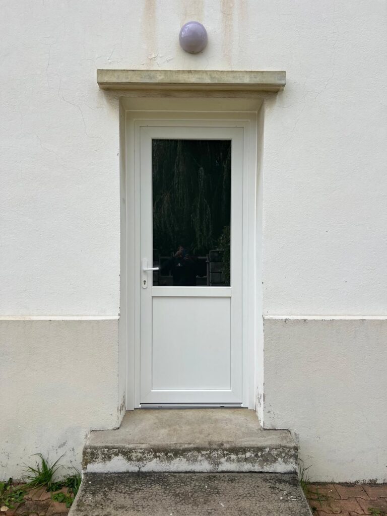 Porte d'entrée PVC à Ambérieu-en-Bugey — Maison Française de l'Artisanat — photo 1