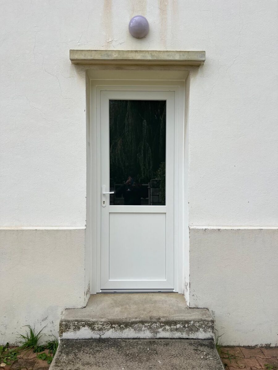 Porte d'entrée PVC à Ambérieu-en-Bugey — Maison Française de l'Artisanat — photo 1