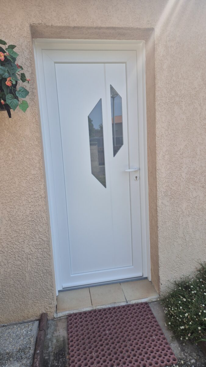 Porte d'entrée PVC à Caluire-et-Cuire — Maison Française de l'Artisanat — photo 1