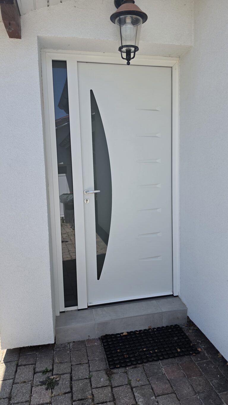 Porte d'entrée tiercée aluminium à Saint-André-de-Corcy — Maison Française de l'Artisanat — photo 1
