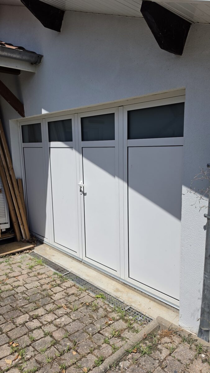 Porte de garage aluminium à Saint-André-de-Corcy — Maison Française de l'Artisanat — photo 1