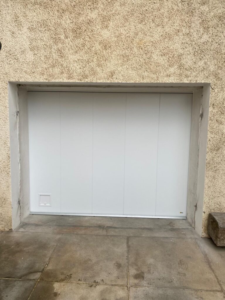 Pose d'une porte de garage motorisée (refoulement latéral) à La Boisse — Maison Française de l'Artisanat — photo 1