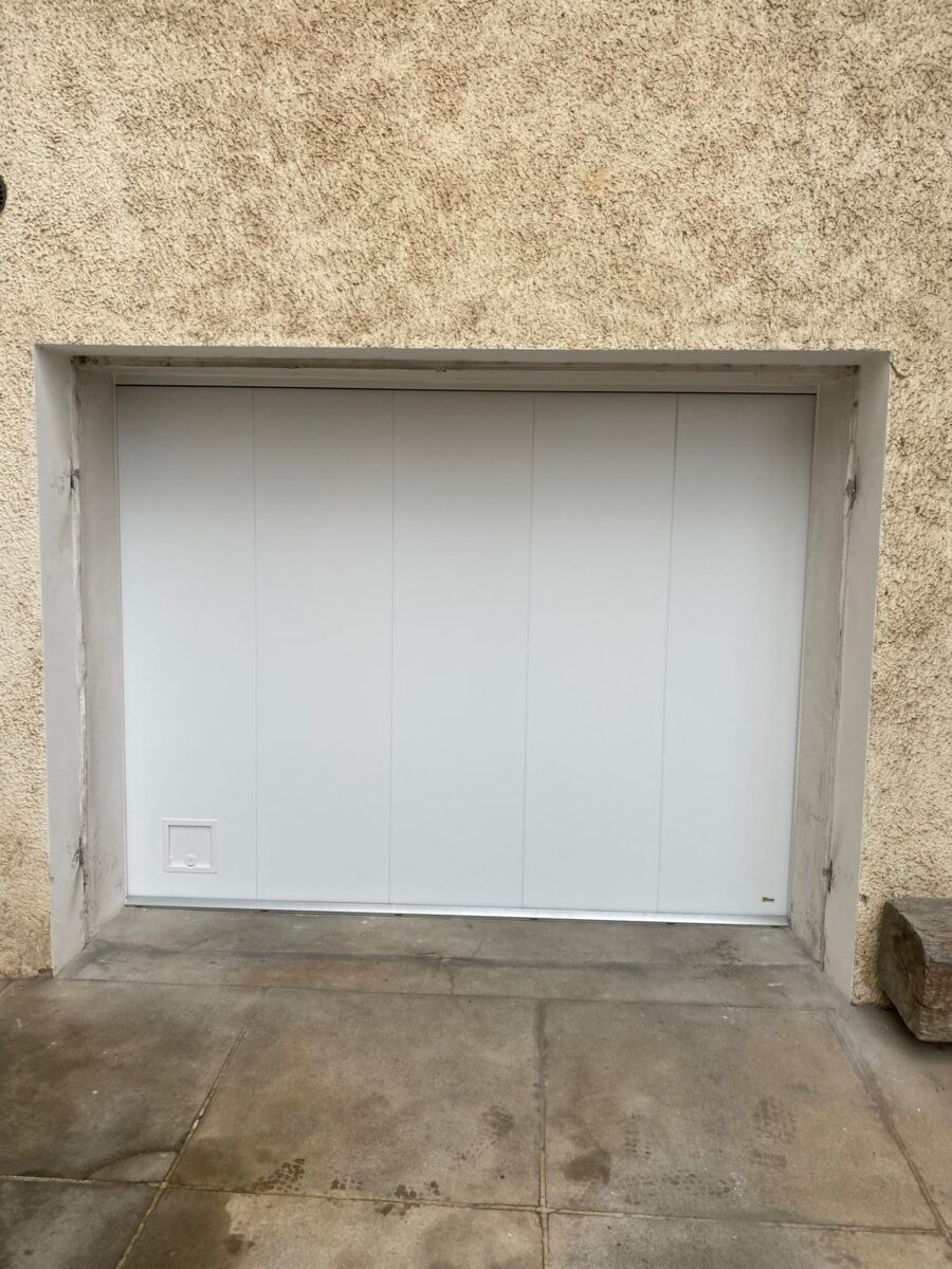 Pose d'une porte de garage motorisée (refoulement latéral) à La Boisse — Maison Française de l'Artisanat — photo 1